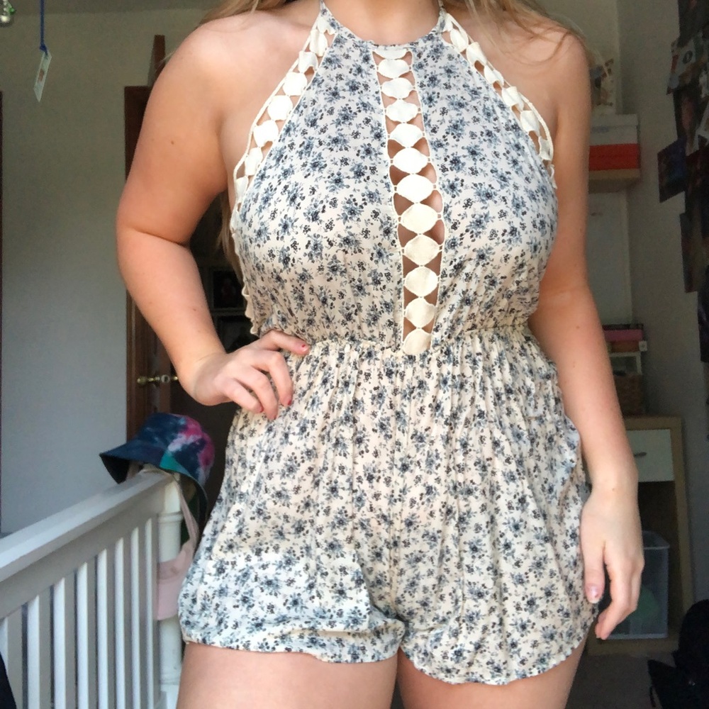 FLORAL HALTER TOP ROMPER 🌻